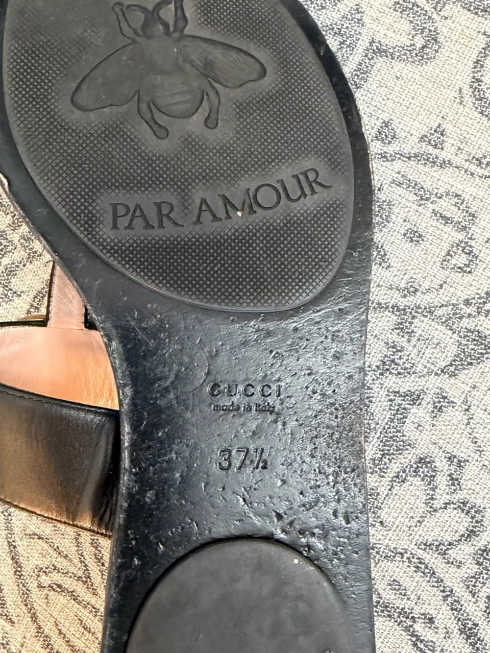 Gucci Marmont Black Leather Thong Sandals with Gold GG Accent - Picture 3 of 3